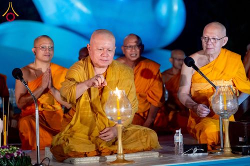 ภาพ No.266134:วันพุธที่ 5 พฤศจิกายน พ.ศ. 2568 (วันพระ ขึ้น 15 ค่ำ เดือน 12) พิธีจุดประทีปโคมลาน, โคมลอย และลอยกระทง ถวายประทีปเป็นพุทธบูชา สร้างความสว่างไสวให้กับแผ่นดินด้วยแสงธรรม ณ พุทธอุทยานนานาชาติ จังหวัดหนองคาย