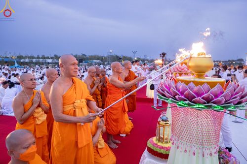 ภาพ No.118215:พิธีจุดประทีปถวายเป็นพุทธบูชา และบูชาธรรมมหาปูชนียาจารย์ พระมงคลเทพมุนี(สด จนฺทสโร) วันที่ 24 มกราคม พ.ศ. 2567 ณ อนุสรณ์สถานบางปลา อ.บางเลน จ.นครปฐม