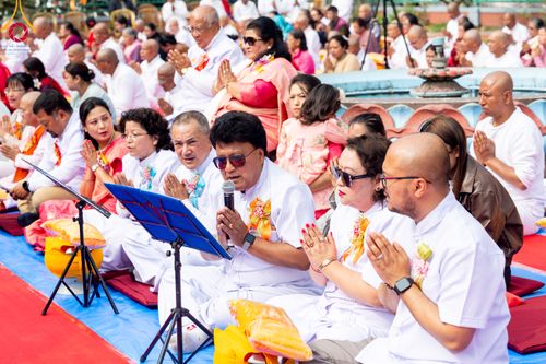 ภาพ No.313401:วันพฤหัสบดีที่ 12 มีนาคม พ.ศ. 2569 พิธีมอบบาตรและผ้าไตรในโครงการบรรพชาสามเณร 500 รูป  ณ นาคบาฮาล (Nagbahal) ประเทศเนปาล