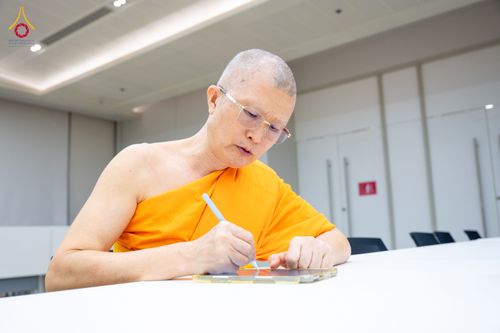 ภาพ No.323352:หลวงพ่อทัตตชีโว รองเจ้าอาวาสวัดพระธรรมกาย ถวายการต้อนรับปฏิสันถารคณะสงฆ์จากประเทศศรีลังกา