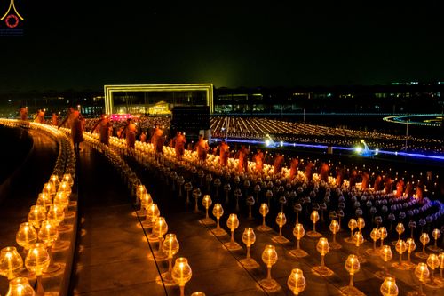 ภาพ No.90273:พิธีจุดประทีป 20,000 ดวง บูชาพระมหาธรรมกายเจดีย์ และบูชาพระมงคลเทพมุนี(สด จนฺทสโร) พระผู้ปราบมาร วันอังคารที่ 10 ตุลาคม พ.ศ. 2566 ณ ลานธรรมพระมหาธรรมกายเจดีย์ วัดพระธรรมกาย จ.ปทุมธานี