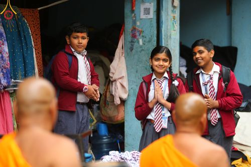 ภาพ No.317173:วันจันทร์ที่ 30 มีนาคม พ.ศ.2569 จาริกบิณฑบาตสยมภูนาทสู่พระราชวังหนุมานโดกา ประเทศเนปาล