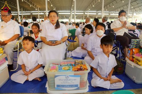 ภาพ No.215160:วันอาทิตย์ต้นเดือนที่ 6 เมษายน พ.ศ. 2568 พิธีตักบาตรข้าวสารอาหารแห้ง ณ บ้านแก้วเรือนทองคุณยาย สภาธรรมกายสากล วัดพระธรรมกาย