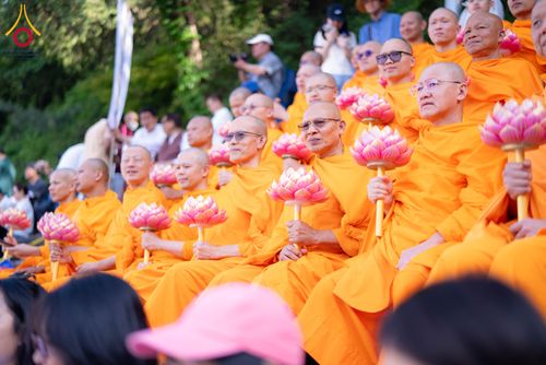 ภาพ No.328935:วันเสาร์ที่ 16 พฤษภาคม พ.ศ.2569 งานเทศกาลโคมวิสาขบูชานานาชาติ หรือ ยอนดึงฮเว  연등회 (Lotus Lantern Festival) ประจำปี 2569 ประเทศเกาหลีใต้
