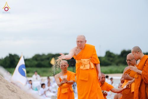 ภาพ No.346538:วันอาทิตย์ที่ 30 สิงหาคม พ.ศ.2569 พิธีทอดผ้าป่า สวดธรรมจักรกัปปวัตนสูตรกลั่นแผ่นดินโปรยรัตนชาติ  สถาปนาองค์พระเจดีย์เพื่อสร้างสันติภาพโลก  ณ ศูนย์ปฏิบัติธรรมพนมสารคาม (เพชรตะวัน) จังหวัดฉะเชิงเทรา