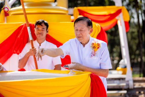 ภาพ No.285793:วันพุธที่ 10 ธันวาคม พ.ศ.2568  พิธีตอกเสาเข็มมงคลต้นสุดท้าย รองรับองค์พระเจดีย์เพื่อสร้างสันติภาพโลก ณ ศูนย์ปฏิบัติธรรมและศูนย์อบรมเยาวชน ชัยนาท