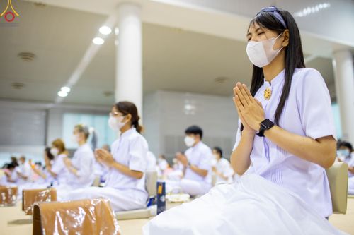 ภาพ No.84471:พิธีถวายผ้าอาบน้ำฝนและประทีปโคมไฟ ในวันอาสาฬหบูชา ณ ห้องแก้วสารพัดนึก 1 วัดพระธรรมกาย วันอังคารที่ 1 สิงหาคม พ.ศ. 2566