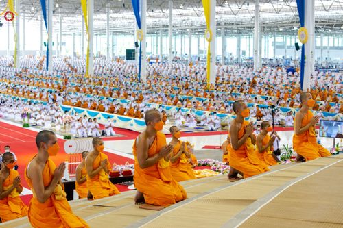 ภาพ No.85211:พิธีมุทิตาสักการะพระภิกษุ ผู้สอบได้เปรียญธรรม ๙ ประโยคระดับโลก, พิธีมอบโล่เกียรติยศและทุนการศึกษา สำนักเรียนบาลีดีเด่นทั่วประเทศ ในวันสมาธิโลก อาทิตย์ที่ 6 สิงหาคม พ.ศ. 2566 ณ สภาธรรมกายสากล วัดพระธรรมกาย