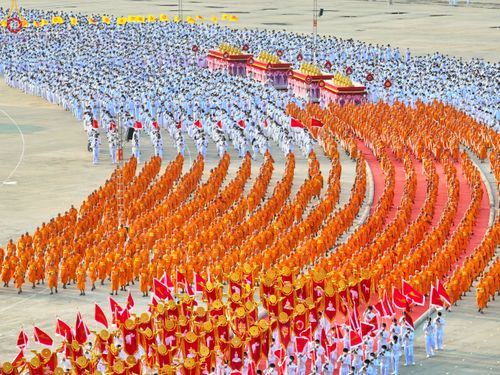 ภาพ No.79109:พิธีอัญเชิญองค์พระบรมพุทธเจ้า 24 องค์ เวียนประทักษิณรอบพระมหาธรรมกายเจดีย์ ณ วัดพระธรรมกาย  วันที่ 2 เมษายน พ.ศ. 2566