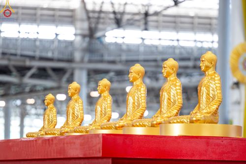 ภาพ No.78942:พิธีตักบาตร ข้าวสารอาหารแห้ง พิธีบูชาข้าวพระ ในวันอาทิตย์ต้นเดือนที่ 2 เมษายน พ.ศ. 2566