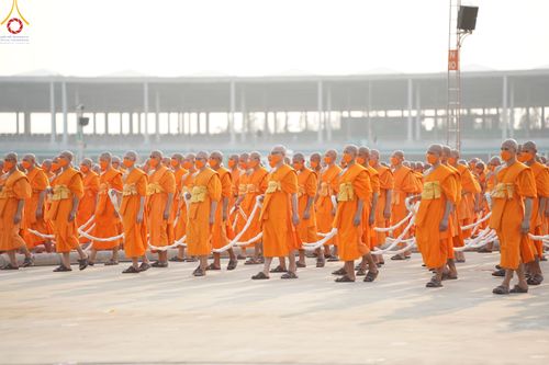 ภาพ No.79105:พิธีอัญเชิญองค์พระบรมพุทธเจ้า 24 องค์ เวียนประทักษิณรอบพระมหาธรรมกายเจดีย์ ณ วัดพระธรรมกาย  วันที่ 2 เมษายน พ.ศ. 2566