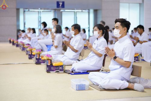 ภาพ No.84467:พิธีถวายผ้าอาบน้ำฝนและประทีปโคมไฟ ในวันอาสาฬหบูชา ณ ห้องแก้วสารพัดนึก 1 วัดพระธรรมกาย วันอังคารที่ 1 สิงหาคม พ.ศ. 2566