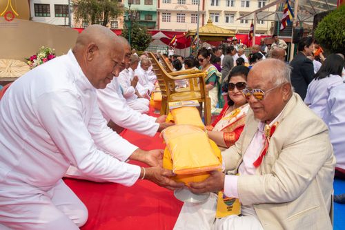 ภาพ No.77615:พิธีตัดปอยผมและปลงผมนาคธรรมทายาท ในโครงการบรรพชาสามเณรหมู่ ประเทศเนปาล วันที่ 11 มีนาคม พ.ศ.2566