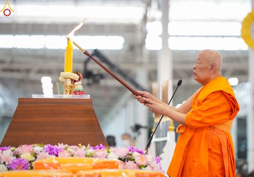 ภาพ No.85207:พิธีมุทิตาสักการะพระภิกษุ ผู้สอบได้เปรียญธรรม ๙ ประโยคระดับโลก, พิธีมอบโล่เกียรติยศและทุนการศึกษา สำนักเรียนบาลีดีเด่นทั่วประเทศ ในวันสมาธิโลก อาทิตย์ที่ 6 สิงหาคม พ.ศ. 2566 ณ สภาธรรมกายสากล วัดพระธรรมกาย