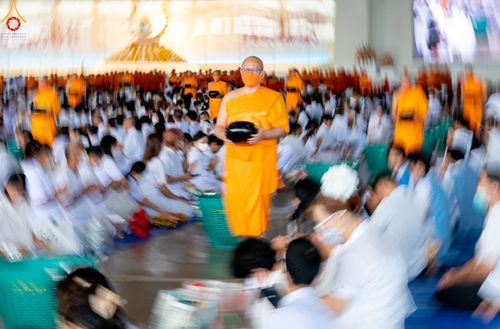 ภาพ No.82958:พิธีตักบาตร ณ บ้านแก้วเรือนทองคุณยายอาจารย์ฯ พิธีบูชาข้าวพระ ณ สภาธรรมกายสากล วัดพระธรรมกาย ในวันอาทิตย์ต้นเดือนที่ 2 ก.ค. พ.ศ.2566