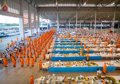 ภาพ No.279175:วันที่ 2 มกราคม พ.ศ.2569 พิธีถวายภัตตาหารเป็นสังฆทาน แด่พระธรรมยาตรา ณ วัดพระธรรมกาย ปทุมธานี ในโครงการธรรมยาตรา กตัญญูบูชา มหาปูชนียาจารย์ พระมงคลเทพมุนี(สด จนฺทสโร) พระผู้ปราบมาร อนุสรณ์สถาน 7 แห่ง ปีที่ 14