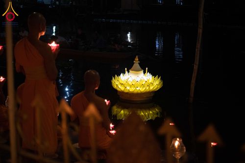 ภาพ No.297465:วันที่ 16 มกราคม พ.ศ. 2569 พิธีลอยประทีปธรรมถวายเป็นพุทธบูชา และบูชาธรรมมหาปูชนียาจารย์  ณ วัดโบสถ์บน ต.บางคูเวียง จ.นนทบุรี อนุสรณ์สถานลำดับที่ 4 สถานที่เกิดด้วยกายธรรม ในโครงการธรรมยาตรา กตัญญูบูชา มหาปูชนียาจารย์ พระมงคลเทพมุนี(สด จนฺทสโร) พระผู้ปราบม