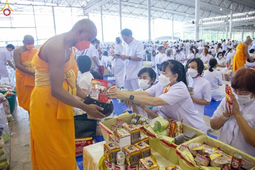 ภาพ No.78851:พิธีตักบาตร ข้าวสารอาหารแห้ง พิธีบูชาข้าวพระ ในวันอาทิตย์ต้นเดือนที่ 2 เมษายน พ.ศ. 2566