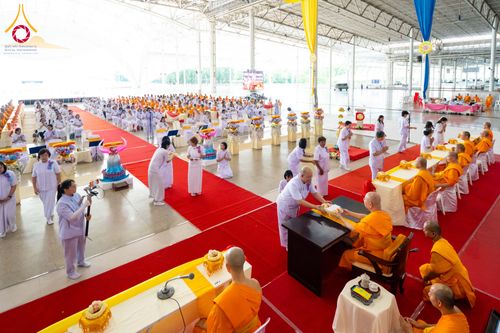 พระภิกษุสงฆ์และสาธุชนจำนวนมากร่วมประกอบพิธีทางศาสนาภายในสภาธรรมกายสากล