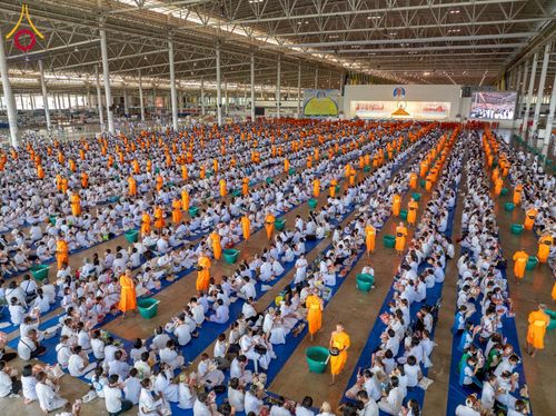 ภาพ No.215194:วันอาทิตย์ต้นเดือนที่ 6 เมษายน พ.ศ. 2568 พิธีตักบาตรข้าวสารอาหารแห้ง ณ บ้านแก้วเรือนทองคุณยาย สภาธรรมกายสากล วัดพระธรรมกาย