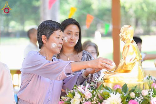 ภาพ No.321649:วันอาทิตย์ที่ 12 เมษายน พ.ศ.2569 กิจกรรมงานบุญวันสงกรานต์ (ตักบาตร ขอขมาพ่อแม่ สรงน้ำพระ รดน้ำขอพร) ณ วัดพระธรรมกายจอร์เจีย ประเทศสหรัฐอเมริกา