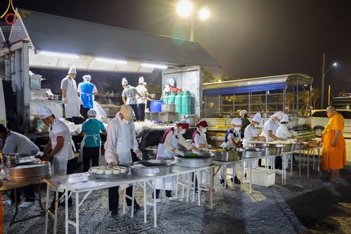 ภาพ No.74370:พิธีถวายภัตตาหารเป็นสังฆทาน แด่คณะพระธรรมยาตราฯ ในโครงการธรรมยาตรากตัญญูบูชา มหาปูชนียาจารย์ พระมงคลเทพมุนี(สด จนฺทสโร) พระผู้ปราบมาร อนุสรณ์สถาน 7 แห่ง ปีที่ 11 วันที่ 26 มกราคม พ.ศ. 2566