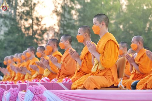ภาพ No.70512:พิธีตักบาตรพระธรรมยาตราฯ ในโครงการธรรมยาตรากตัญญูบูชา มหาปูชนียาจารย์ พระมงคลเทพมุนี(สด จนฺทสโร) พระผู้ปราบมาร ปีที่ 11 ณ อนุสรณ์สถานลำดับที่ 2 สถานที่ตั้งมโนปณิธานบวชตลอดชีวิต อนุสรณ์สถานคลองบางนางแท่น อ.สามพราน จ.นครปฐม วันที่ 14 มกราคม พ.ศ. 2566