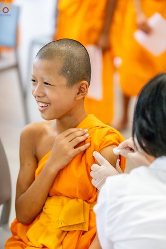 ภาพ No.331889:วันที่ 5 พฤษภาคม พ.ศ.2569 ศูนย์การแพทย์บุญรักษา ร่วมกับคลินิกใจใส จัดถวายวัคซีนป้องกันไข้หวัดใหญ่  แด่คณะพระภิกษุสามเณรกว่า 500 รูป
