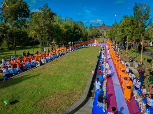 ภาพ No.68359:พิธีตักบาตร ณ พระมหาเจดีย์บรมพุทโธ ประเทศอินโดนีเซีย วันที่ 18 ธันวาคม พ.ศ. 2565