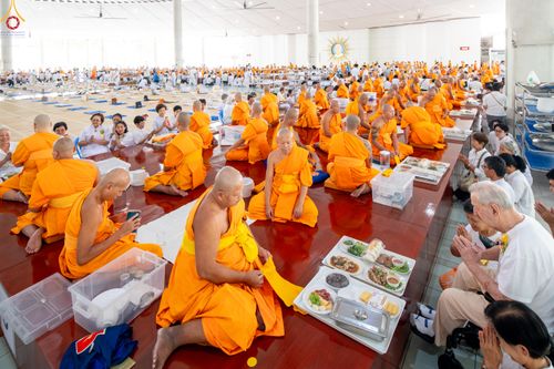 ภาพ No.348524:วันที่ 11 กันยายน พ.ศ.2569 พิธีบุพเปตพลี ครั้งที่ 188 ร่วมอุทิศส่วนกุศล แด่หมู่ญาติผู้ล่วงลับไปแล้ว และเป็นปัจจัยสนับสนุน การเผยแผ่พระพุทธศาสนา ณ หอฉันคุณยายอาจารย์ วัดพระธรรมกาย