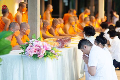 ภาพ No.106016:พิธีถวายภัตตาหารเป็นสังฆทาน แด่คณะพระธรรมยาตราฯ ในโครงการธรรมยาตรากตัญญูบูชา มหาปูชนียาจารย์ พระมงคลเทพมุนี(สด จนฺทสโร) พระผู้ปราบมาร อนุสรณ์สถาน 7 แห่ง ปีที่ 12 วันที่ 3 มกราคม พ.ศ. 2567 ณ อนุสรณ์สถานโลตัสแลนด์ จ.สุพรรณบุรี