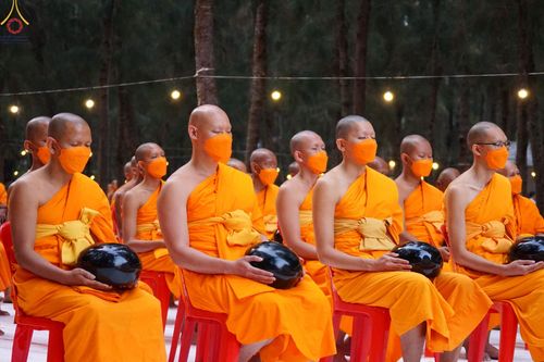 ภาพ No.69665:พิธีตักบาตรพระธรรมยาตราฯ ในโครงการธรรมยาตรากตัญญูบูชา มหาปูชนียาจารย์ พระมงคลเทพมุนี(สด จนฺทสโร) พระผู้ปราบมาร ปีที่ 11 ณ อนุสรณ์สถานลำดับที่ 1 สถานที่เกิดด้วยรูปกายเนื้อ อนุสรณ์สถานมหาวิหารพระมงคลเทพมุนี อ.สองพี่น้อง จ.สุพรรณบุรี