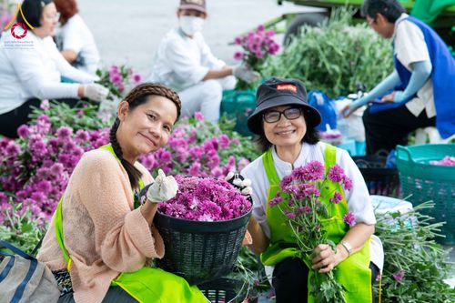 ภาพ No.279418:วันที่ 19-26 ธันวาคม พ.ศ. 2568 และ วันที่ 1 มกราคม พ.ศ.2569 รับบุญปลิดกลีบดอกไม้ เพื่อโปรยต้อนรับพระธรรมยาตรา