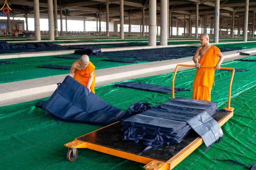 ภาพ No.322365:วันที่ 16 เมษายน พ.ศ.2569 การจัดเตรียมเบาะรองนอน เช็ดทำความสะอาด  เพื่องานถวายมหาสังฆทาน 40,000 กว่าวัดทั่วประเทศ วันคุ้มครองโลก 22 เมษายน พ.ศ.2569 วัดพระธรรมกาย