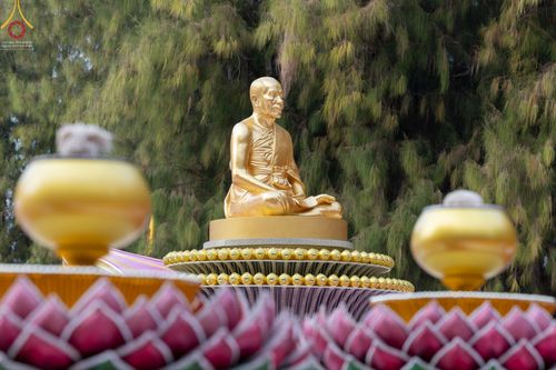 ภาพ No.69317:พิธีจุดประทีปถวายเป็นพุทธบูชา และบูชาธรรมมหาปูชนียาจารย์ ในโครงการธรรมยาตรากตัญญูบูชา มหาปูชนียาจารย์ พระมงคลเทพมุนี(สด จนฺทสโร) พระผู้ปราบมาร ปีที่ 11 ณ อนุสรณ์สถานมหาวิหารพระมงคลเทพมุนี อ.สองพี่น้อง จ.สุพรรณบุรี