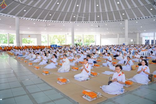 ภาพ No.337473:วันจันทร์ที่ 29 มิถุนายน พ.ศ.2569 (วันพระขึ้น 15 ค่ำ เดือน 8) พิธีบุพเปตพลี ครั้งที่ 184 ณ หอฉันคุณยายอาจารย์ฯ  พิธีสวดธัมมจักกัปปวัตนสูตร ครบ 8,495,000,000 จบ ณ มหาวิหารคด วัดพระธรรมกาย