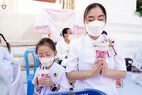 ภาพ No.73655:พิธีตักบาตรพระธรรมยาตราฯ ในโครงการธรรมยาตรากตัญญูบูชา มหาปูชนียาจารย์ พระมงคลเทพมุนี(สด จนฺทสโร) พระผู้ปราบมาร ปีที่ 11 ณ อนุสรณ์สถานลำดับที่ 4 สถานที่เกิดด้วยกายธรรม วัดโบสถ์ (บน) บางคูเวียง อ.บางกรวย จ.นนทบุรี วันที่ 22 มกราคม พ.ศ. 2566