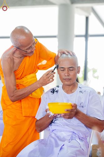 ภาพ No.65665:พิธีปลงผมและพิธีขอขมา มอบบาตรกับผ้าไตร ในโครงการอุปสมบทบูชาธรรม มหาปูชนียาจารย์ประจำปี 2565 ณ ศูนย์ปฎิบัติธรรมสมุทรปราการ(บางบ่อ)  วันอาทิตย์ที่ 20 พฤศจิกายน พ.ศ. 2565