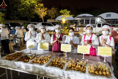 ภาพ No.71426:พิธีถวายภัตตาหารเป็นสังฆทาน แด่คณะพระธรรมยาตราฯ ในโครงการธรรมยาตรากตัญญูบูชา มหาปูชนียาจารย์ พระมงคลเทพมุนี(สด จนฺทสโร) พระผู้ปราบมาร อนุสรณ์สถาน 7 แห่ง ปีที่ 11 วันที่ 16 มกราคม พ.ศ. 2566