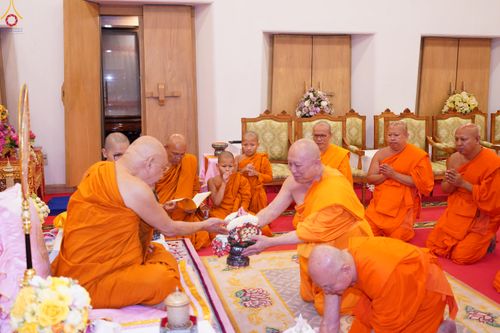 ภาพ No.286249:วันที่ 12 กรกฎาคม พศ.2568 (แรม 2 ค่ำ เดือน 8) พระภิกษุวัดพระธรรมกาย ทำวัตรพระผู้ใหญ่ เนื่องในวันเข้าพรรษา