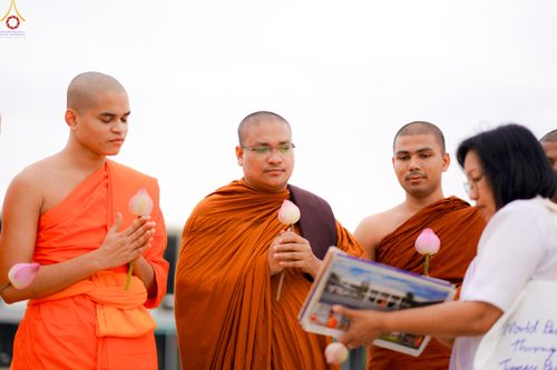 ภาพ No.335595:วันที่ 2-12 มิถุนายน พ.ศ.2569 ต้อนรับชาวต่างชาติจากประเทศอเมริกา  ยูเครน บังคลาเทศ ศรีลังกา และเมียนมาร์  เยี่ยมชมวัด นั่งสมาธิ และกราบสักการะพระมหาธรรมกายเจดีย์  ณ วัดพระธรรมกาย