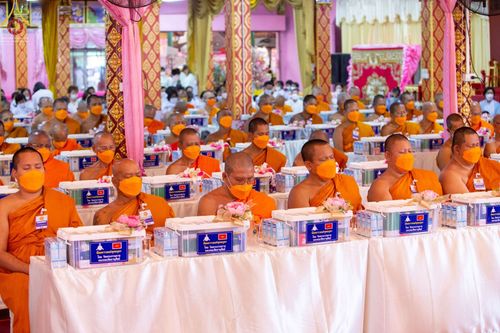 ภาพ No.73702:พิธีเจริญพระพุทธมนต์ ปฏิบัติธรรม มอบทุนการศึกษา ถวายสังฆทาน 106 วัด เพื่อถวายเป็นพุทธบูชา และขับเคลื่อนโครงการหมู่บ้านรักษาศีล 5  โดยคณะสงฆ์จังหวัดนนทบุรี คณะศิษยานุศิษย์วัดพระธรรมกาย โครงการธรรมยาตราฯ ปีที่ 11 ณ วัดตะเคียน อ.บางกรวย จ.นนทบุรี วันที่ 21 