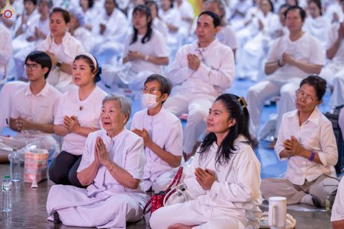 ภาพ No.280437:วันที่ 31 ธันวาคม พ.ศ.2568 -วันที่ 1 มกราคม พ.ศ.2569 พิธีฉลองชัยสวดมนต์บทธัมมจักกับปปวัตนสูตร ครบ 8,000,000,000 จบ , พิธีสวดมนต์ข้ามปี ณ วัดพระธรรมกาย