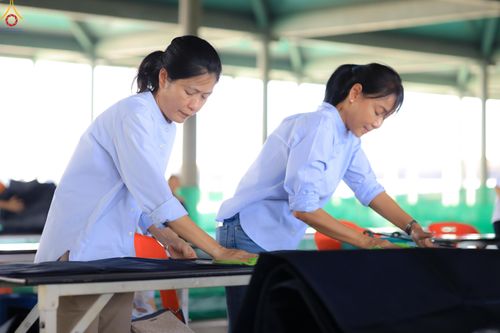 ภาพ No.322708:วันที่ 15-18 เมษายน พ.ศ.2569 การเเตรียมโต๊ะฉัน , เตรียมจุดพักค้าง , เรียงเก้าอี้ , เรียงกล่องไทยธรรม  เพื่องานถวายมหาสังฆทาน 40,000 กว่าวัดทั่วประเทศ วันคุ้มครองโลก 22 เมษายน พ.ศ.2569 วัดพระธรรมกาย