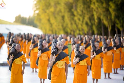 ภาพ No.281660:วันที่ 24 ธันวาคม พ.ศ.2568 พระธรรมยาตรา ปฏิบัติธรรม และถ่ายภาพหมู่ประวัติศาสตร์ ณ ลานหน้ามหาวิหารพระมงคลเทพมุนีฯ วัดพระธรรมกาย