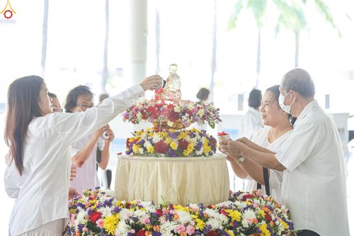 ภาพ No.322280:วันที่ 13 เมษายน พ.ศ.2569 สาธุชนสรงน้ำพระ เนื่องในวันสงกรานต์ ณ หอฉันคุณยายอาจารย์ วัดพระธรรมกาย