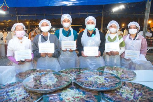 ภาพ No.74933:พิธีถวายภัตตาหารเป็นสังฆทาน แด่คณะพระธรรมยาตราฯ ในโครงการธรรมยาตรากตัญญูบูชา มหาปูชนียาจารย์ พระมงคลเทพมุนี(สด จนฺทสโร) พระผู้ปราบมาร อนุสรณ์สถาน 7 แห่ง ปีที่ 11 วันที่ 29 มกราคม พ.ศ. 2566