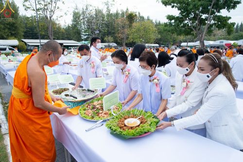ภาพ No.69229:พิธีถวายภัตตาหารเป็นสังฆทาน แด่คณะพระธรรมยาตราฯ ในโครงการธรรมยาตราฯ ปีที่ 11 ณ อนุสรณ์สถานมหาวิหารพระมงคลเทพมุนี อ.สองพี่น้อง จ.สุพรรณบุรี วันที่ 4 และ 5 มกราคม พ.ศ. 2566