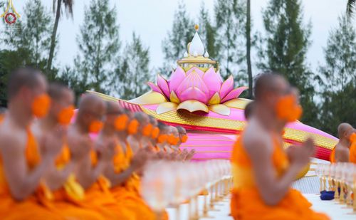 ภาพ No.70160:พิธีจุดประทีปถวายเป็นพุทธบูชา และบูชาธรรมมหาปูชนียาจารย์ ในโครงการธรรมยาตรากตัญญูบูชา มหาปูชนียาจารย์ พระมงคลเทพมุนี(สด จนฺทสโร) พระผู้ปราบมาร ปีที่ 11 ณ อนุสรณ์สถานลำดับที่ 2 สถานที่ตั้งมโนปณิธานบวชตลอดชีวิต อนุสรณ์สถานคลองบางนางแท่น อ.สามพราน จ.นครปฐม 