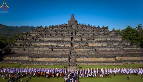 ภาพ No.68187:พิธีเวียนประทักษิณ และวันทาพระมหาเจดีย์บรมพุทโธ ของนาคธรรมทายาท ประเทศอินโดนีเซีย วันที่ 17 ธันวาคม พ.ศ. 2565